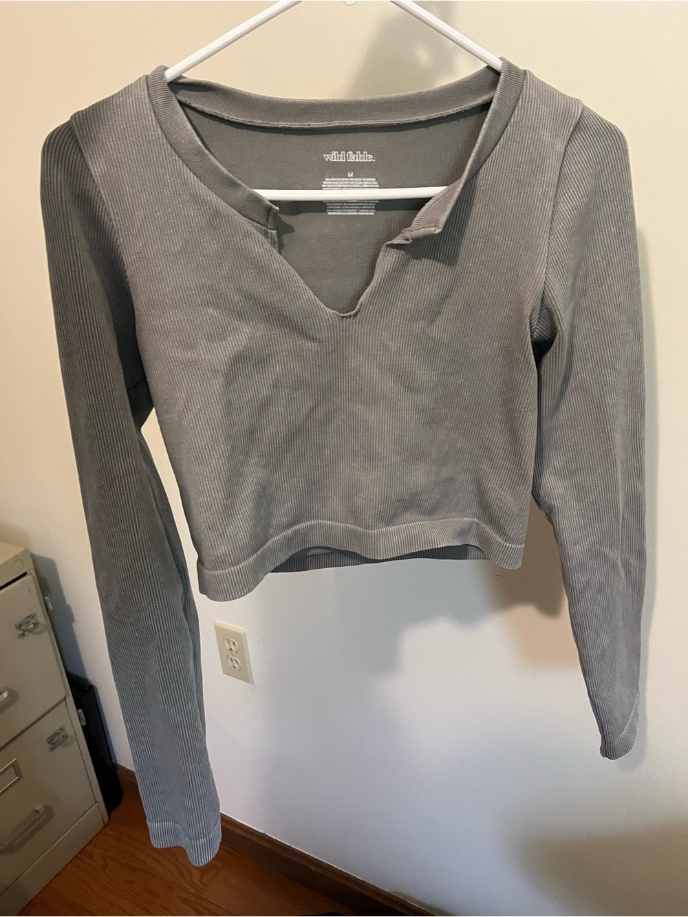 Wilfred Gray Ribbed V-Notch Long Sleeve Crop Top